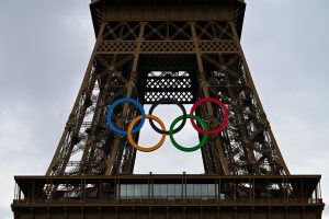 Die olympischen Ringe befinden sich auf dem Eiffelturm